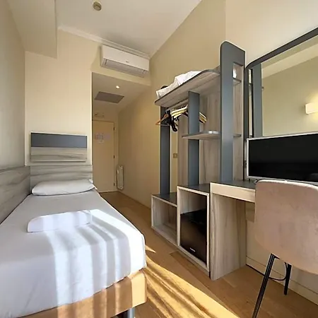 Laura Hotel 3*