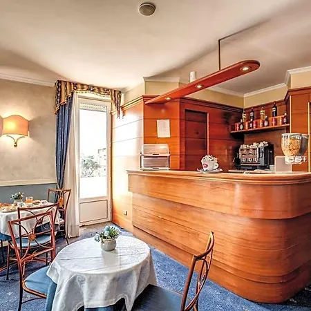 Laura Hotel